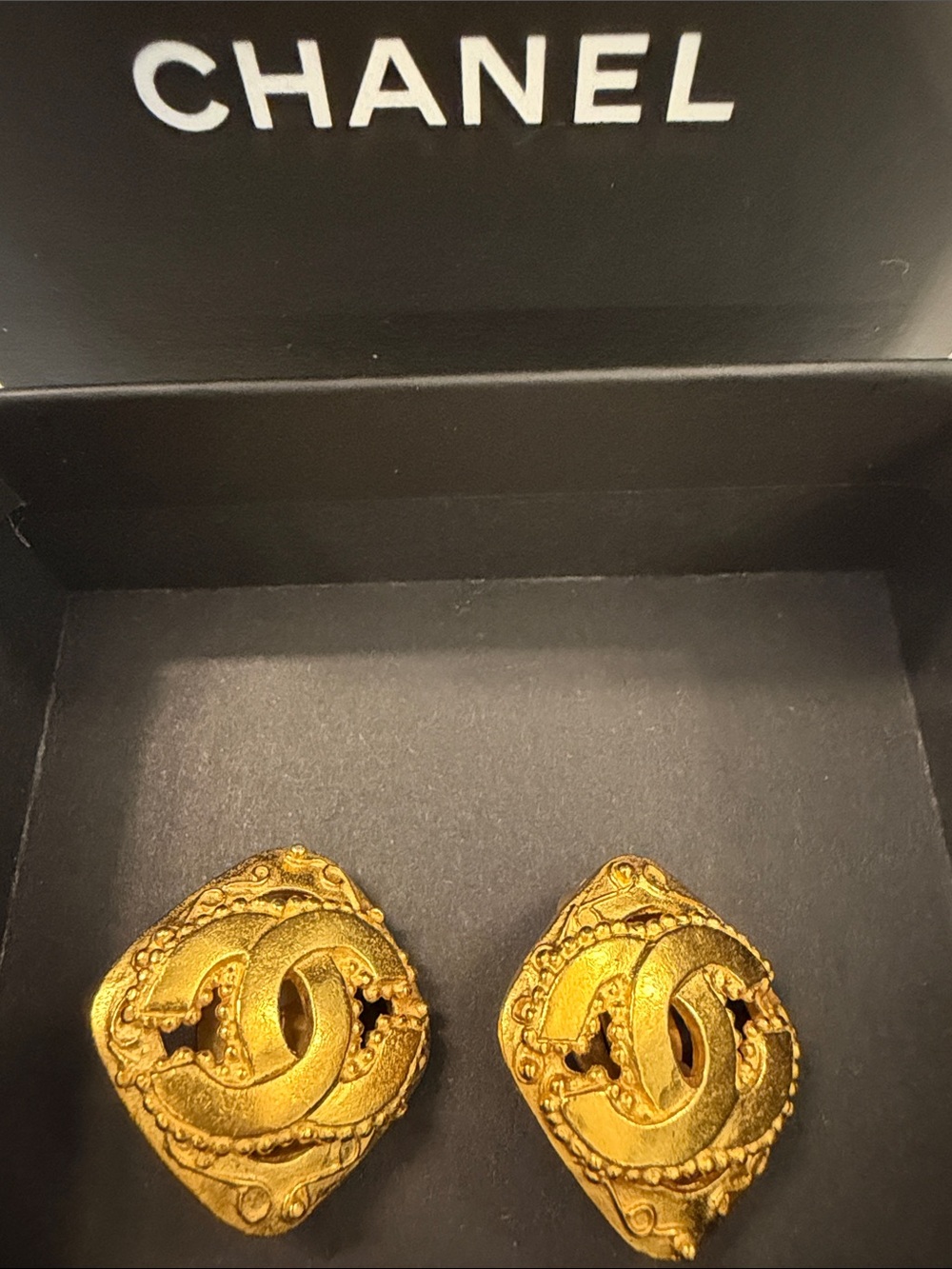Chanel CC Logo Gold Clip-On Earrings - Picture 3 of 9